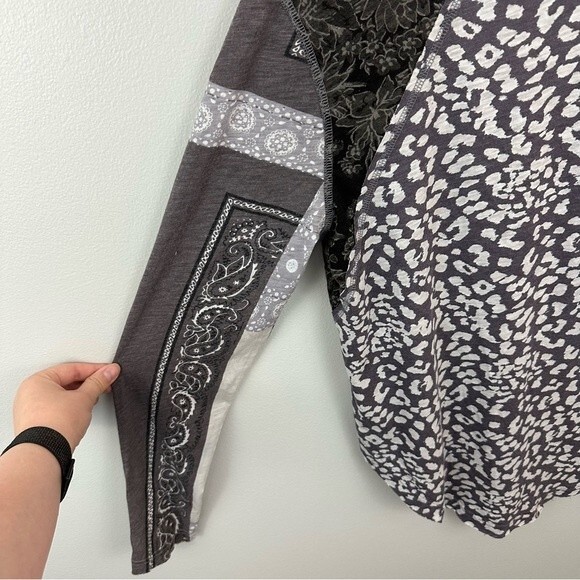 We The Free Free People Grey Friday Night Contrast Sleeve Animal Top Size Small - Picture 9 of 15